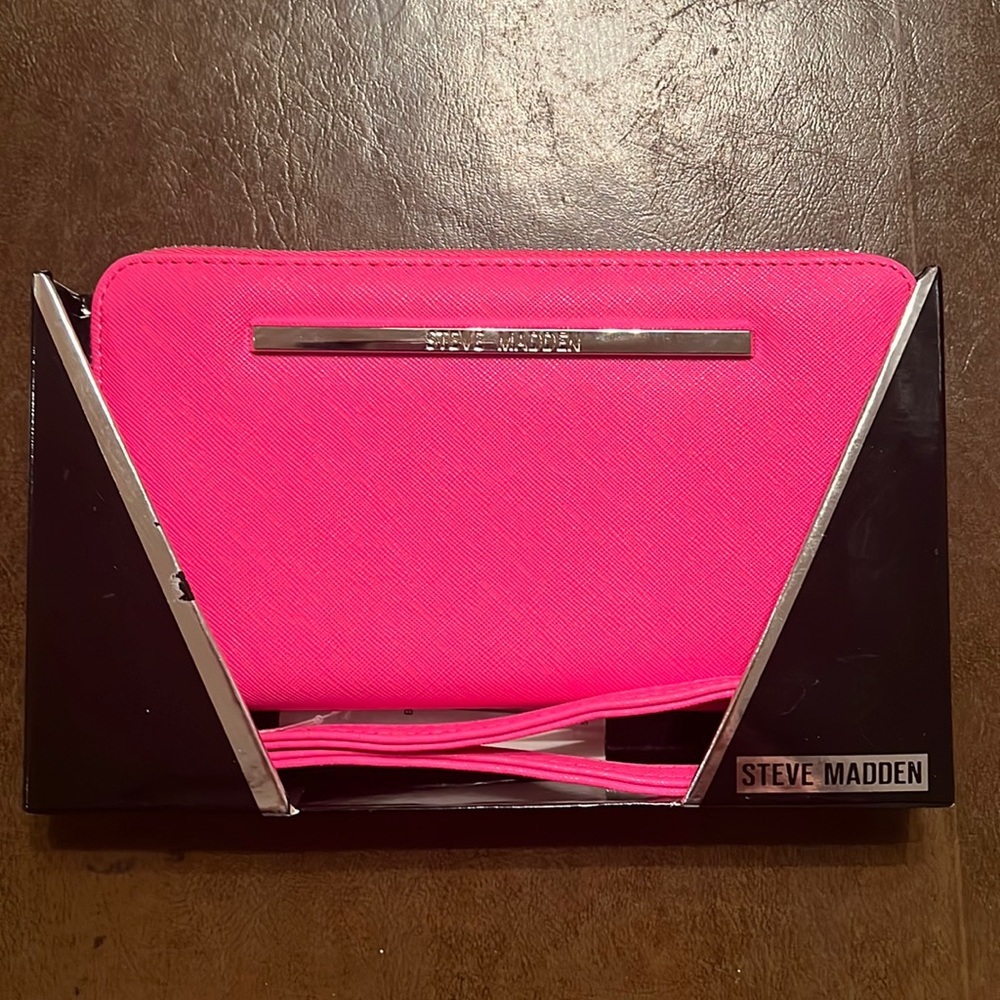 Brand New Steve Madden Wristlet/Handbag Smooth texture (Pink)